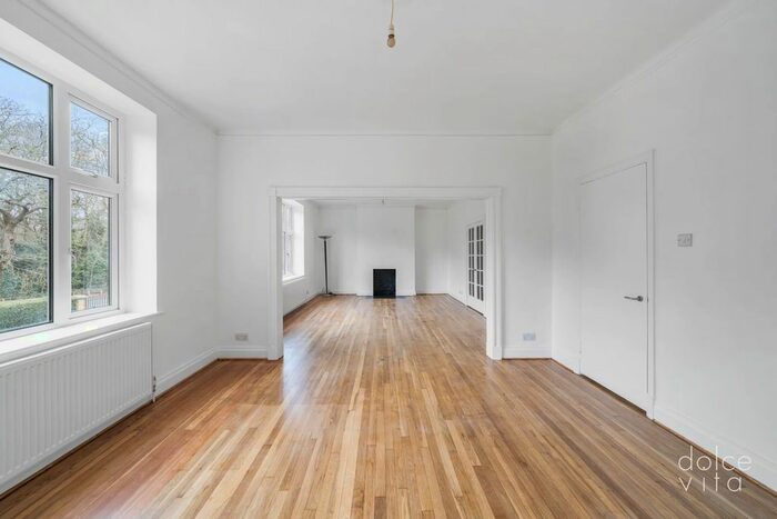 3 Bedroom Flat To Rent In Ross Court, London, SW15