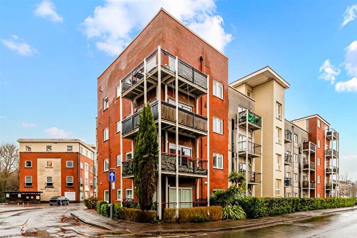 2 Bedroom Flat For Sale In Canalside, Watercolour, Redhill, RH1