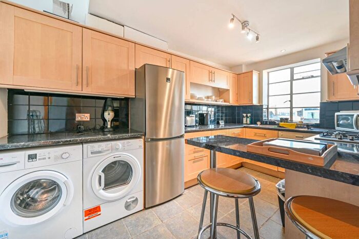 2 Bedroom Flat To Rent In Westbourne Terrace, Bayswater, London, W2