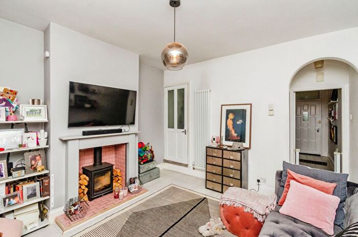 3 Bedroom End Of Terrace House For Sale In Daw End Lane, Walsall, West Midlands, WS4