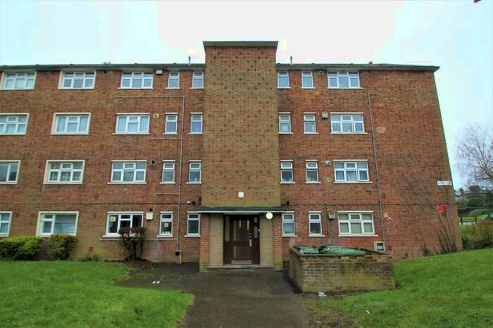 2 Bedroom Ground Flat To Rent In Broomhill Road, Woodford Green, IG8