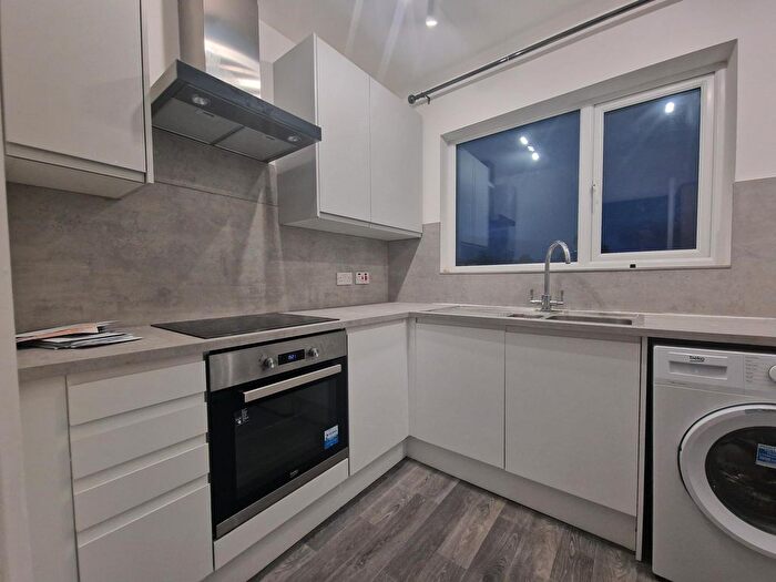 4 Bedroom Flat To Rent In Dellsome Lane, Hatfield, AL9