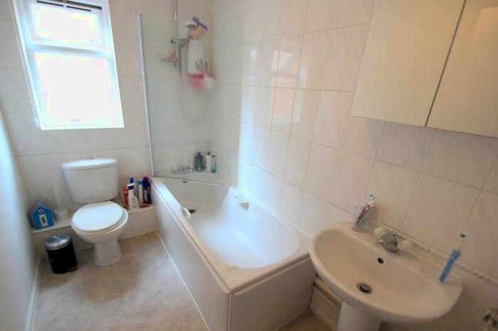 2 Bedroom Apartment To Rent In Woking, GU22