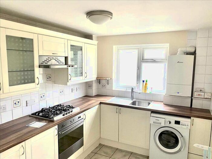 2 Bedroom Flat To Rent In Chinnery Court, Albemarle Road, Beckenham, BR3