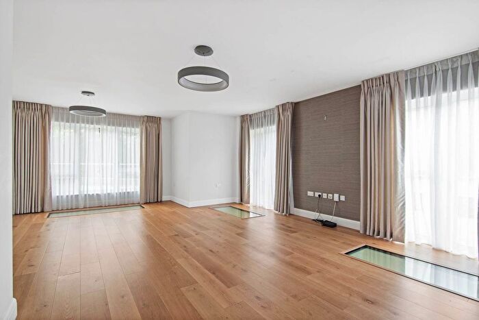 3 Bedroom Flat To Rent In Mountfield Road, Ealing, London, W5