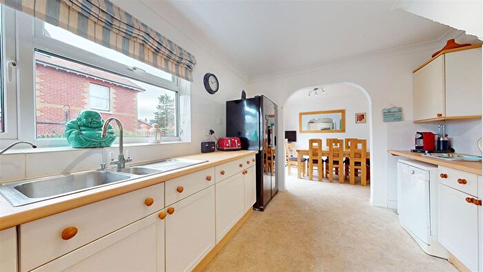 4 Bedroom Chalet For Sale In Newton Road, Swanage, BH19 - Photo 10