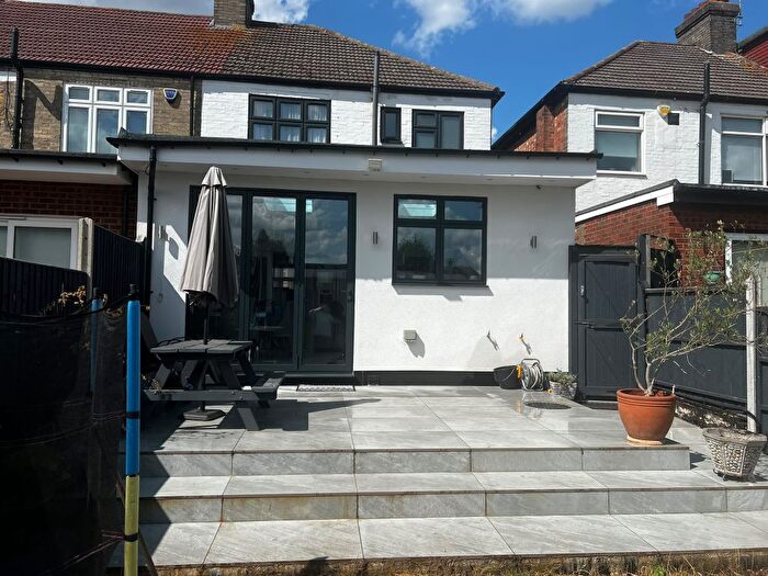 4 Bedroom Semi-Detached House To Rent In Ash Grove, Palmers Green, N13