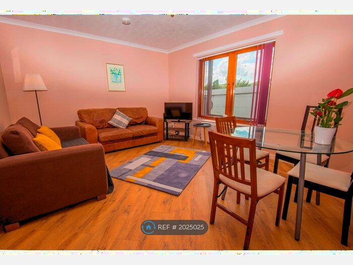 2 Bedroom Flat To Rent In St Clair Place, Edinburgh, EH6