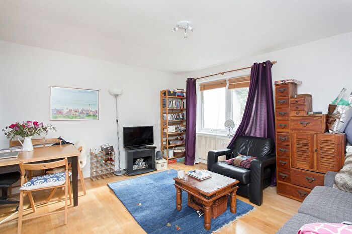 2 Bedroom Flat To Rent In Larkhall Lane, London, SW4