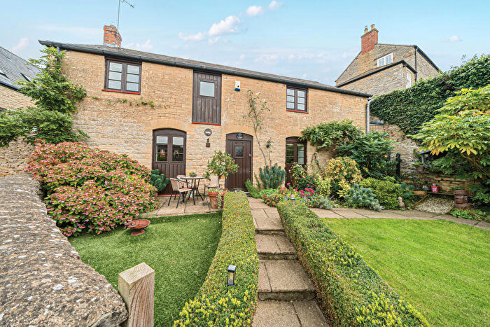 3 Bedroom Detached House For Sale In College Fields, Aynho, OX17