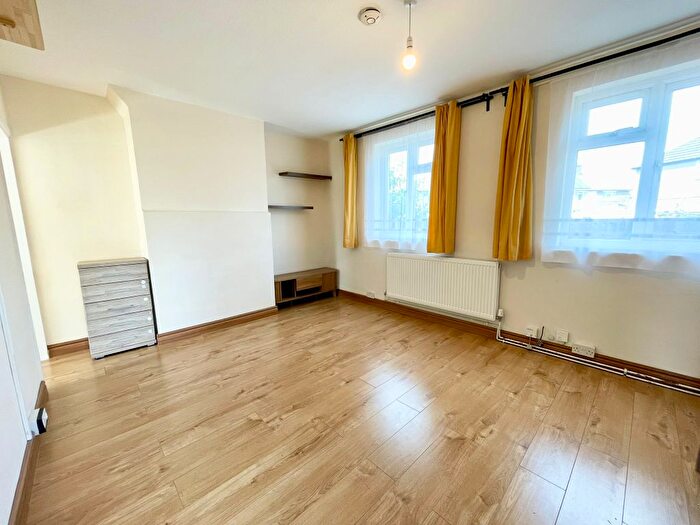 1 Bedroom Flat To Rent In Lawrence Avenue, Walthamstow, E17