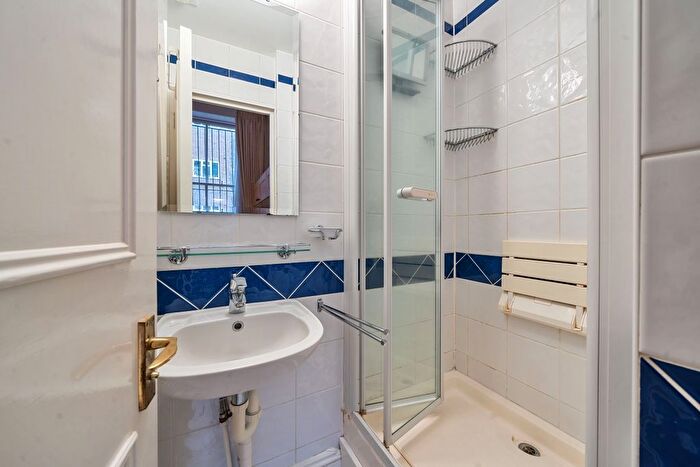 2 Bedroom Flat To Rent In Colville Gardens, London, W11