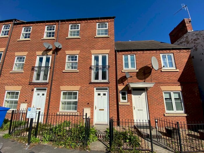 3 Bedroom Town House To Rent In Richmond Gardens, Chesterfield, S41