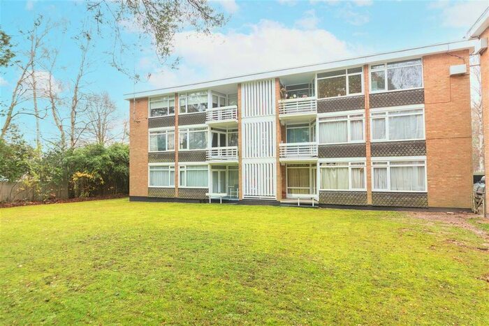 2 Bedroom Flat To Rent In Wulwyn Court, Linkway, Edgcumbe Park, Crowthorne, RG45