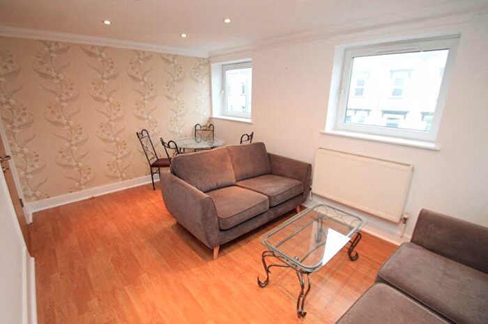 2 Bedroom Flat To Rent In Moira Place, Cardiff, CF24