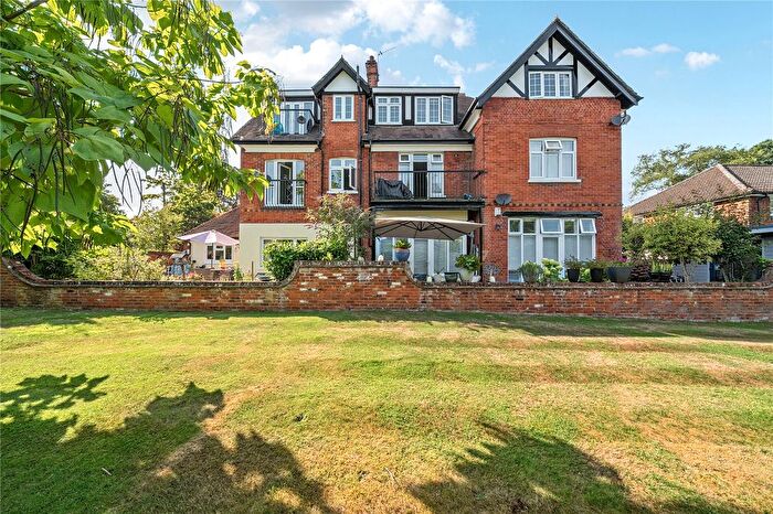 2 Bedroom Flat For Sale In Pembroke Road, Woking, Surrey, GU22