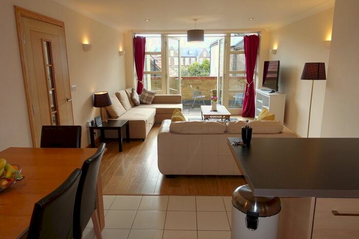 1 Bedroom Flat To Rent In Bridge Road, Molesey, KT8