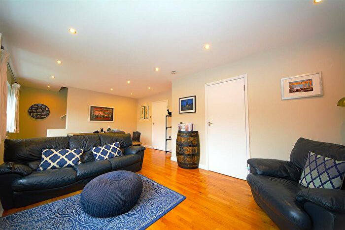 2 Bedroom Apartment To Rent In Lincoln Road, East Finchley, N2
