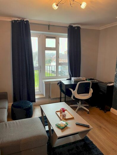 1 Bedroom Flat To Rent In Oxhey Drive, Watford WD19