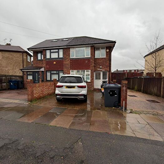 3 Bedroom Semi Detached House For Sale In Lawson Road, Southall, UB1