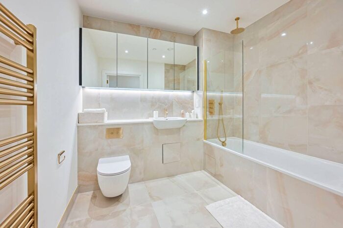 2 Bedroom Flat To Rent In Solomons Passage, Peckham Rye, London, SE15