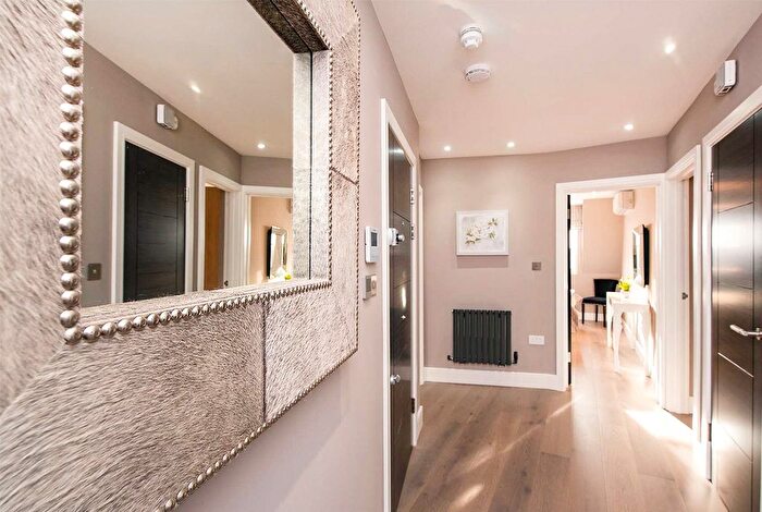 3 Bedroom Flat To Rent In Woodlands, London, NW11