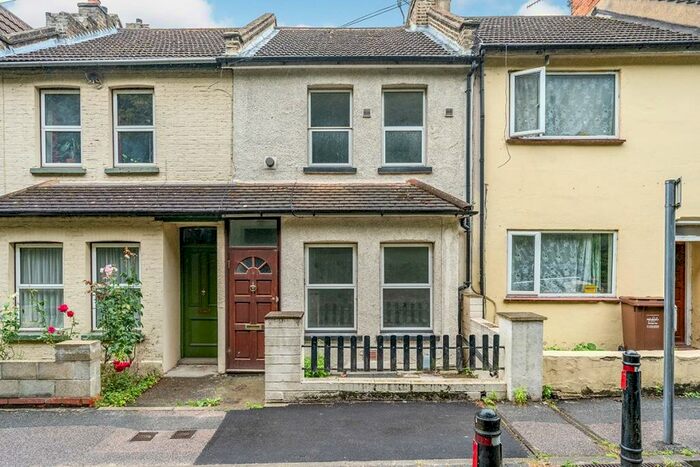 3 Bedroom Terraced House To Rent In Boundary Road, Chatham, Kent, ME4