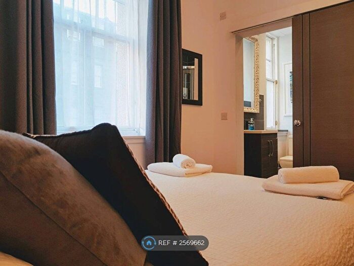 2 Bedroom Flat To Rent In Tron Square, Edinburgh, EH1