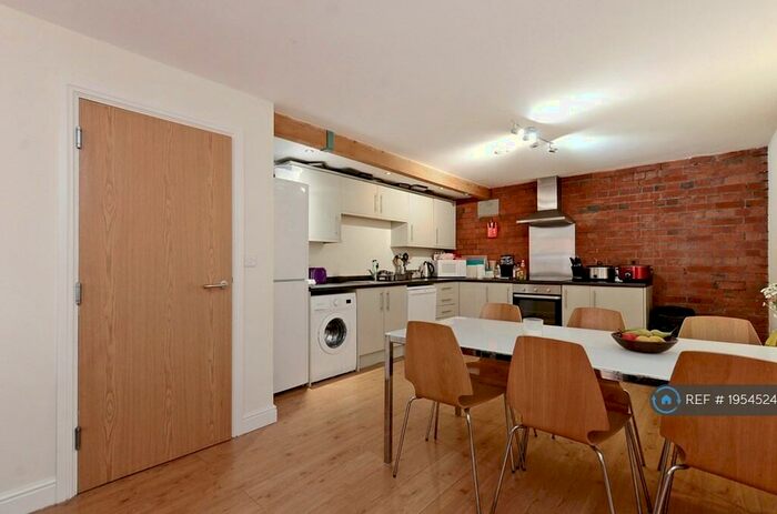 5 Bedroom Flat To Rent In Bells Square, Sheffield, S1