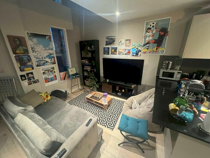 2 Bedroom Flat To Rent In Spinners Way, Manchester, Greater Manchester, M15