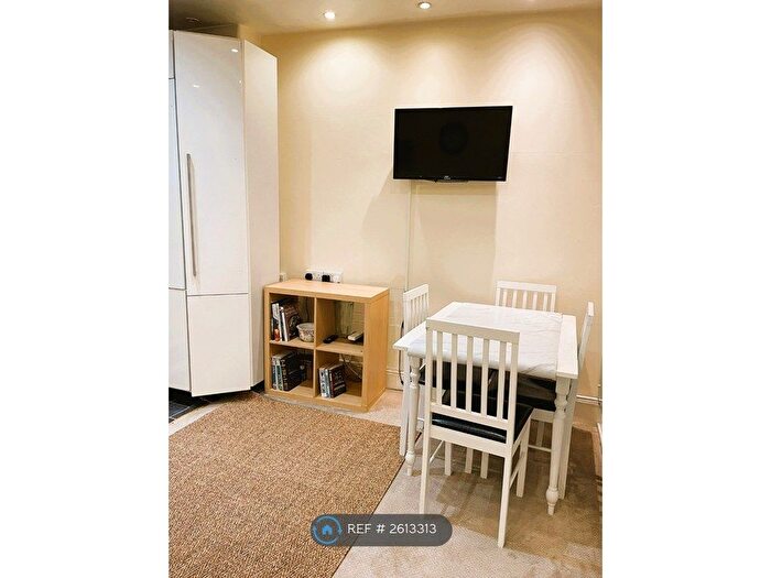 3 Bedroom Flat To Rent In Sandwich Street, London, WC1H