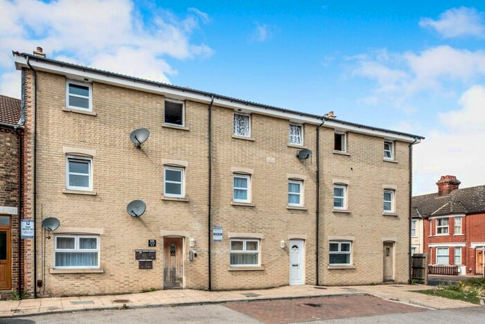 2 Bedroom Flat To Rent In Walsingham Close, Bedford, MK42