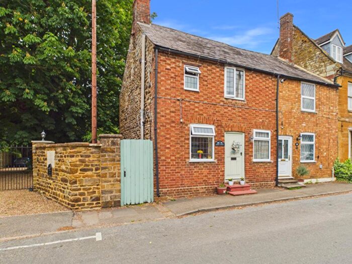 2 Bedroom Cottage For Sale In High Street, Hardingstone, NN4