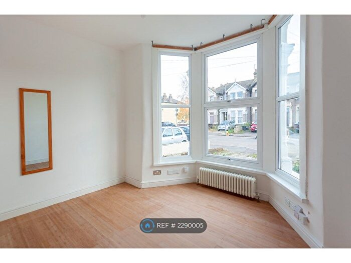 2 Bedroom Flat To Rent In Courtland Ave, Ilford, IG1