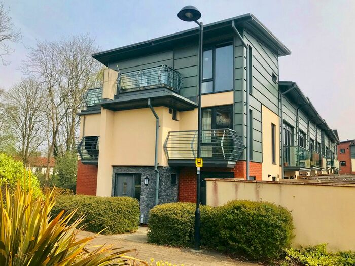 4 Bedroom Town House To Rent In Dearden Walk, Swindon, SN3