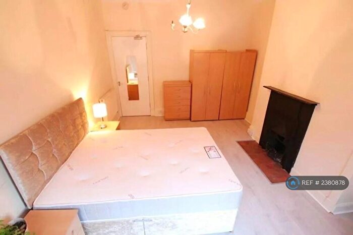 3 Bedroom Flat To Rent In Byres Road, Glasgow, G11