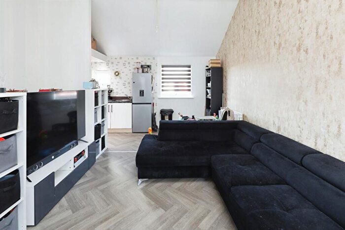 2 Bedroom Maisonette For Sale In Merlin Walk, Birmingham, B35