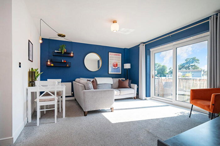 2 Bedroom Apartment For Sale In Foxboro Road, Redhill, Surrey, RH1