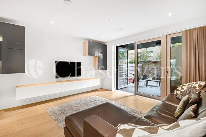 3 Bedroom Flat To Rent In Victory Place, Trafalgar Place, Elephant Amp; Castle, London, SE17