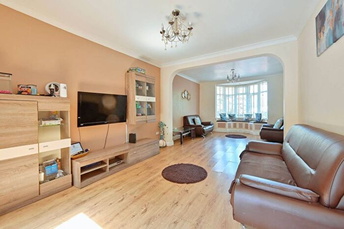 5 Bedroom Semi-Detached House For Sale In Gammons Lane, Watford, WD24