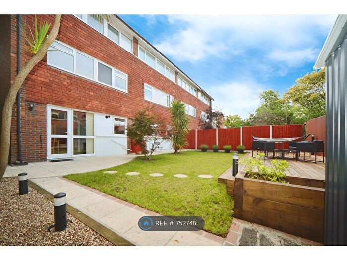 2 Bedroom Flat To Rent In Eltham Road, London, SE12