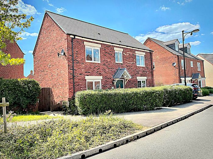 4 Bedroom Detached House To Rent In **Four Double Bedrooms**Kingfisher Road Bedford, MK42