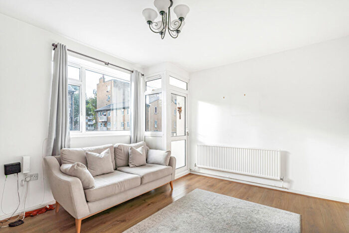 3 Bedroom Apartment For Sale In Saracen Street, London, E14