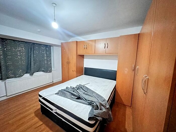 4 Bedroom Semi-Detached House To Rent In Hounslow, TW4