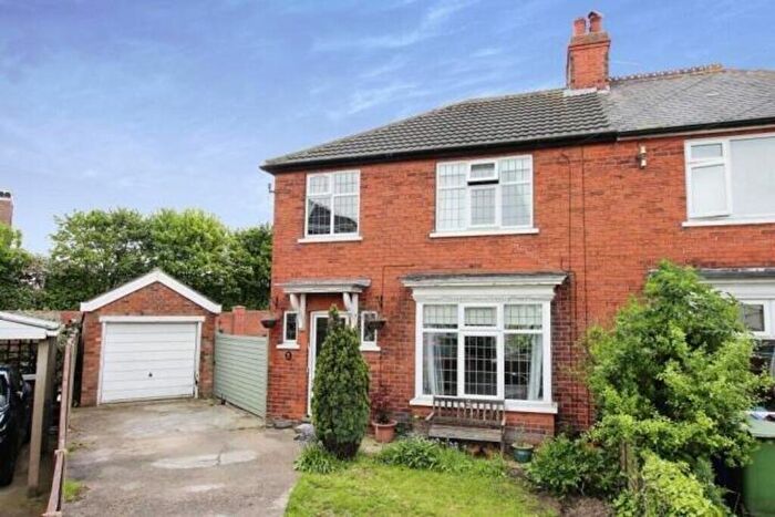 4 Bedroom Semi-Detached House For Sale In Dixon Avenue, Grimsby, DN32