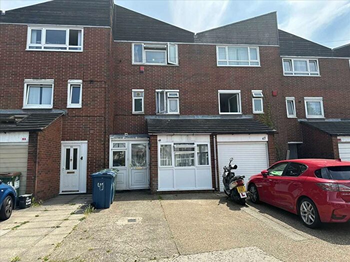 6 Bedroom Terraced House For Sale In Montorse Road, Harrow, HA3