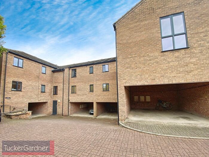 2 Bedroom Flat To Rent In Honey Hill Mews, Cambridge, CB3