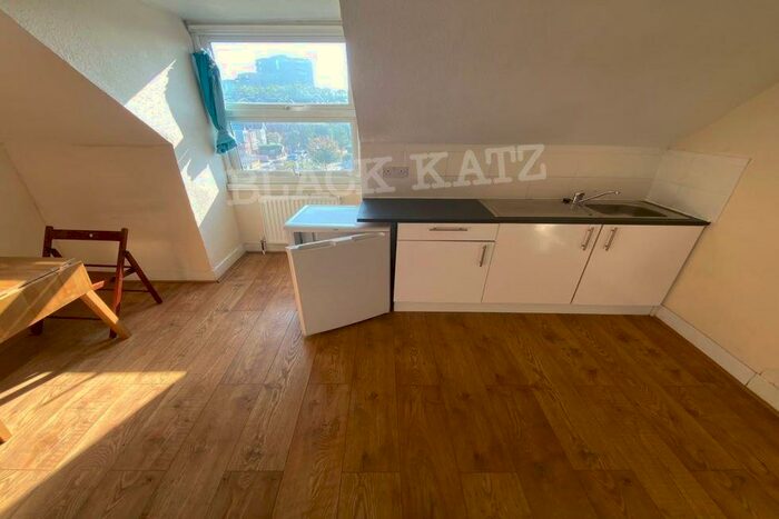 Flat To Rent In Church Lane, N8