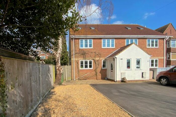 4 Bedroom Semi-Detached House To Rent In Grantham Avenue, Hamble, Southampton SO31