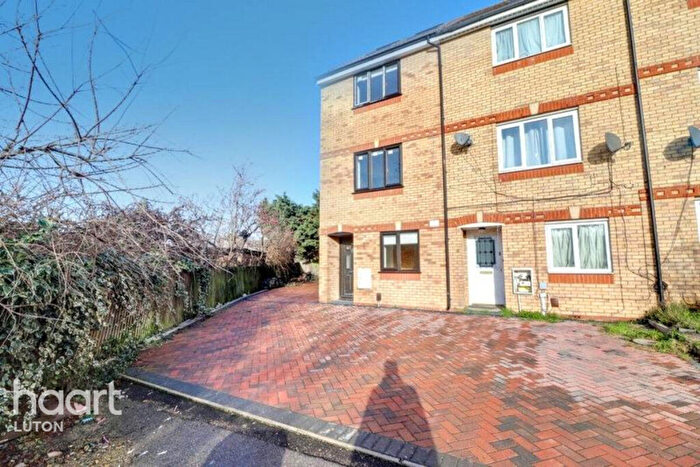 6 Bedroom End Of Terrace House For Sale In Dunraven Avenue, Luton, LU1